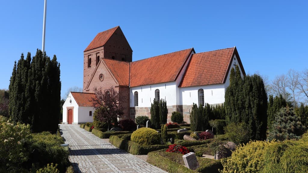 Kirche Vorbasse - Fassade und Weg zum Eingang